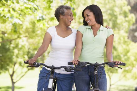 Mãe e filha andando de bicicleta