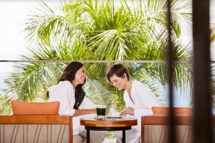 Duas mulheres de roupão sentadas à mesa