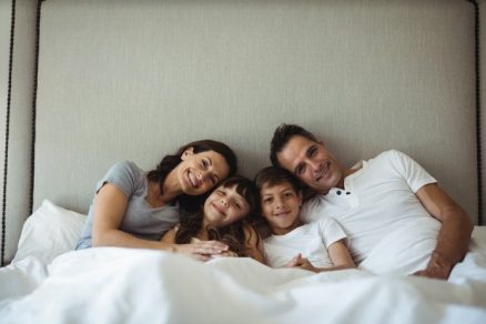 Família sentada na cama