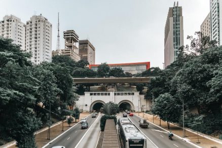 Avenida movimentada na cidade de São Paulo