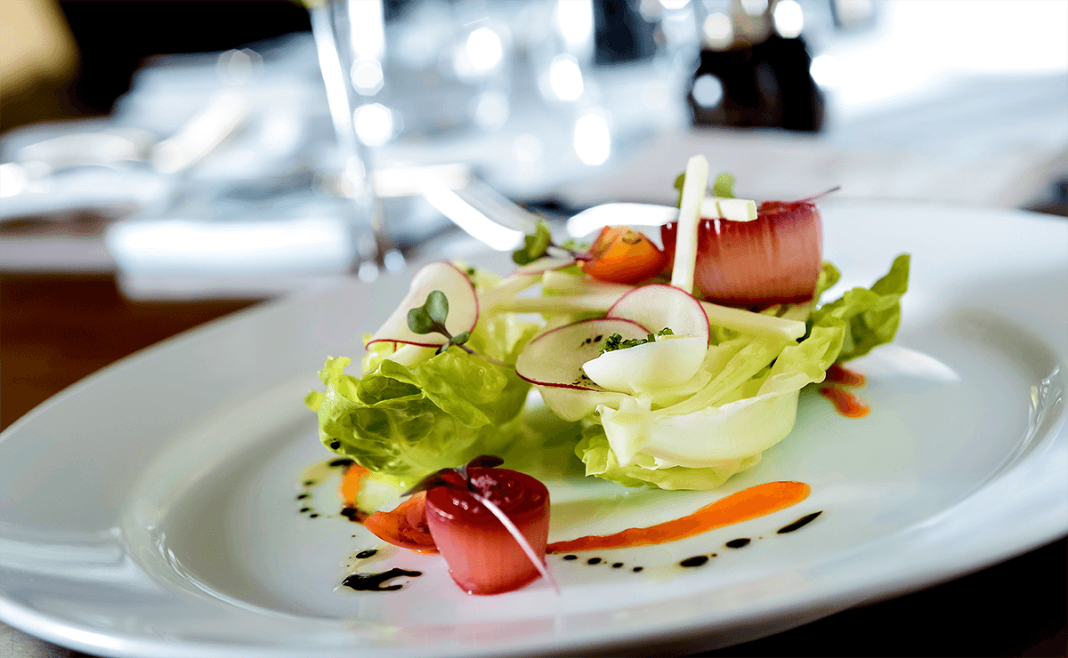 Prato com salada e molhos.