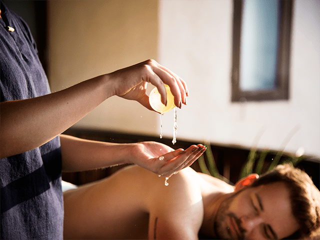 Homem fazendo massagem Ayurvédica
